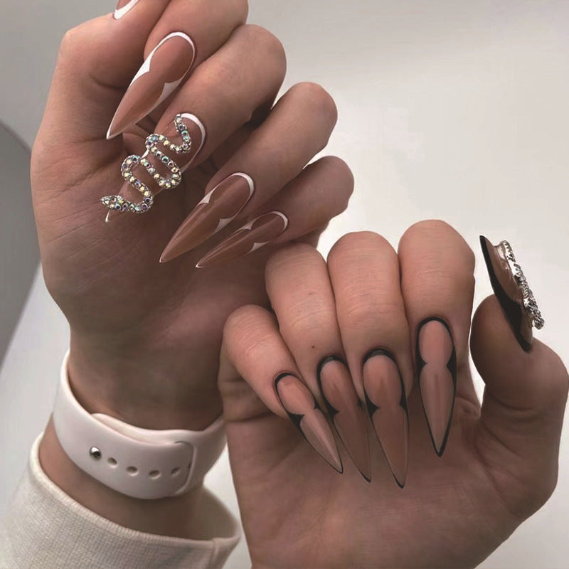 Kunstvolle Nagelverlängerungen mit elegantem Spitzer-Design Brehn