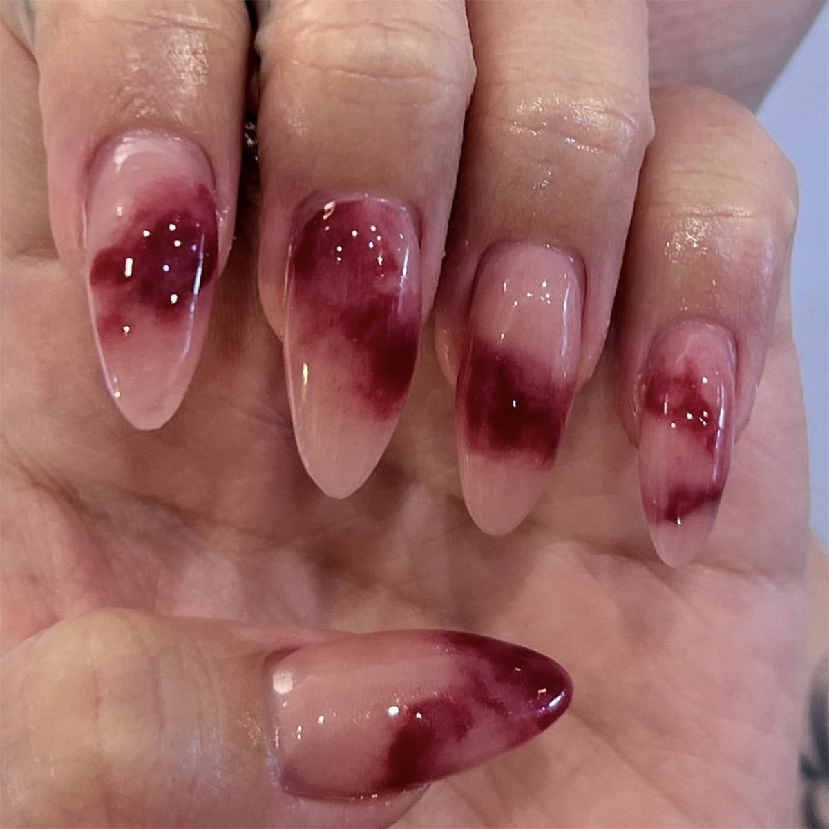 Kunstvolle Stiletto-Nägel mit glamourösem Farbverlauf Brehn
