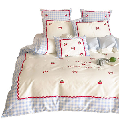 Gingham-Trim Kirschenbestickte Baumwoll-Bettwäsche Set mit Kissenbezügen und Zickzackbordüre