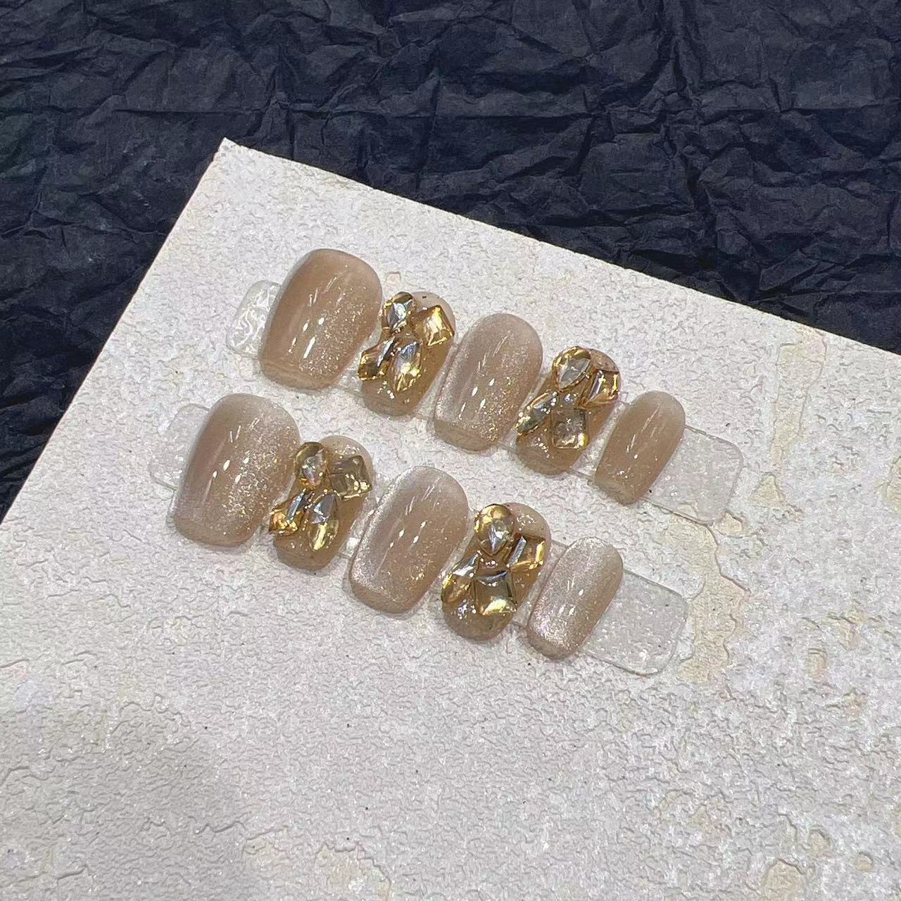 Premium Dekorative Press-On Nagelset mit schimmernden Edelsteinakzenten Brehn