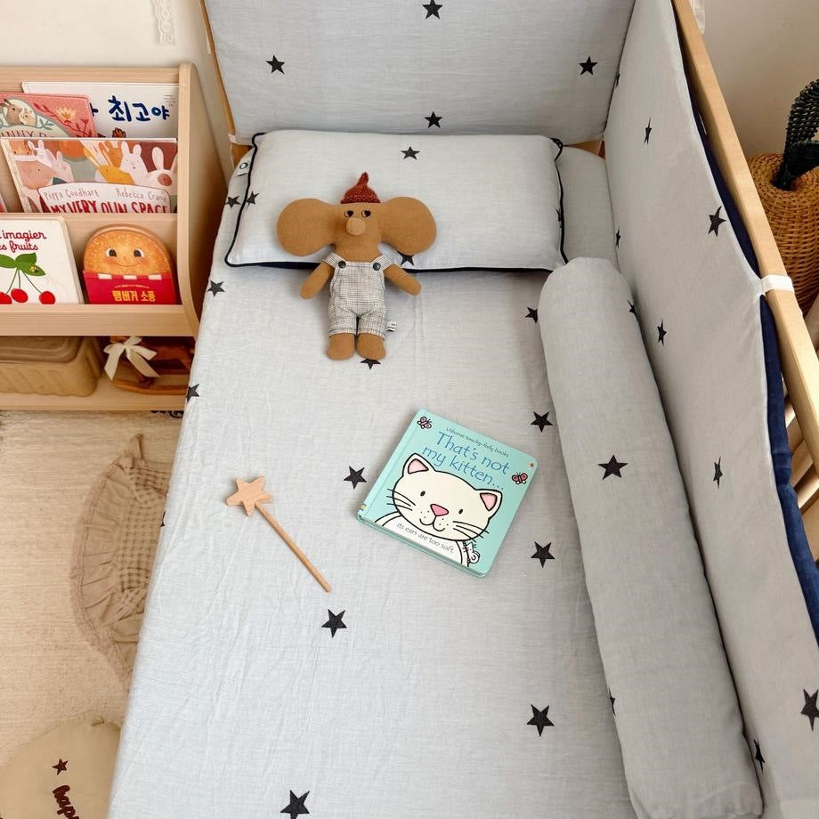 Babyausstattung Bettwäscheset mit Erdbeerstickerei und Nestchen