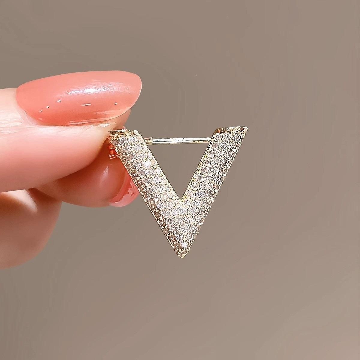Elegante V-Förmige Brosche mit Funkelnden Kristallen Brehn