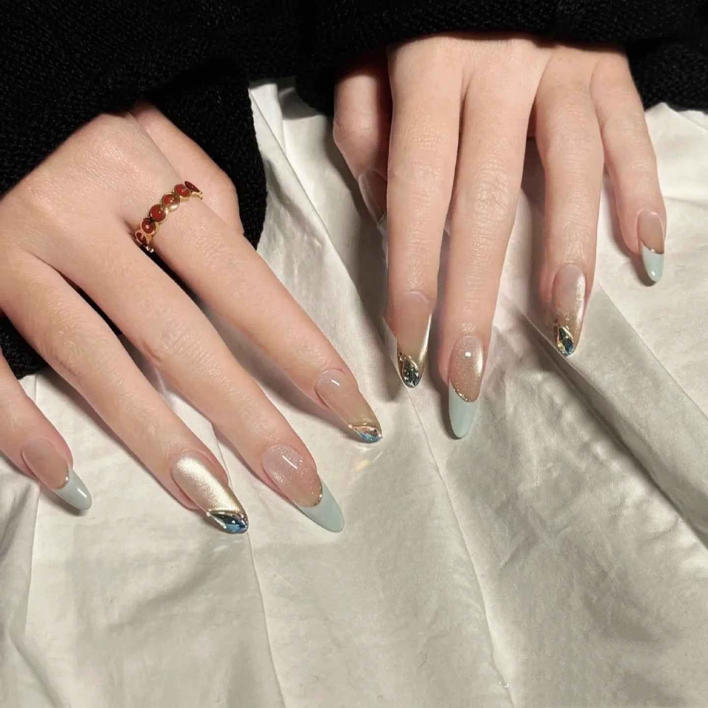 Künstlerisches Press-On-Nagelset mit Blumen- und Herzdesigns Brehn