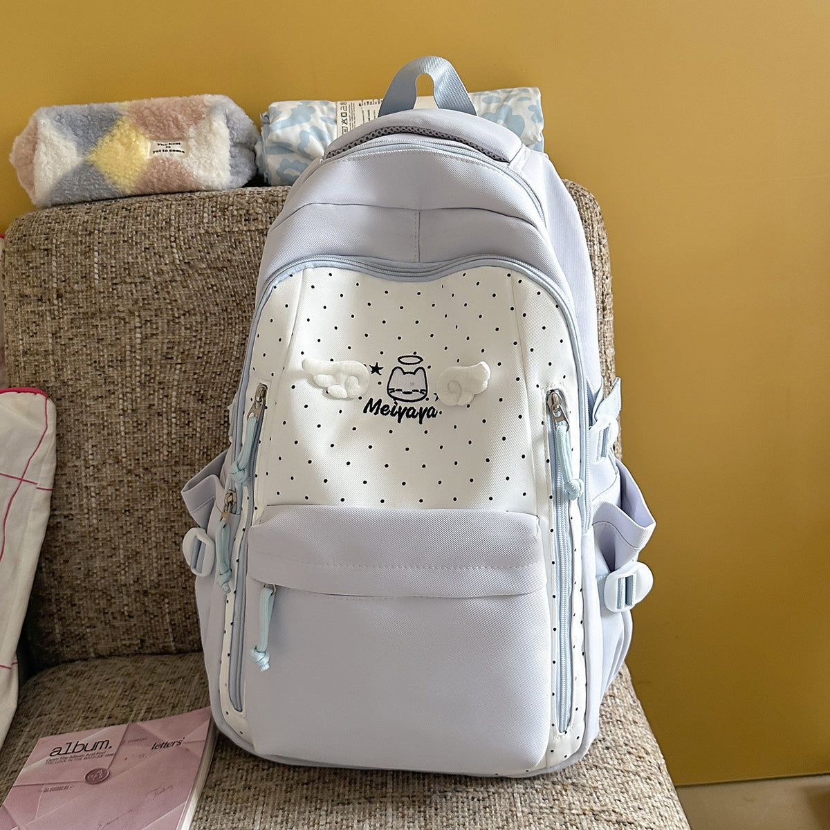 Stylischer gepunkteter Rucksack mit dekorativen Akzenten Brehn