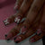 Dekorative Press-On Nagelkunst mit floralen und grafischen Designs Brehn