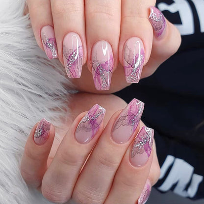 Kunstvolle Nailart mit Glitzerdetails Brehn
