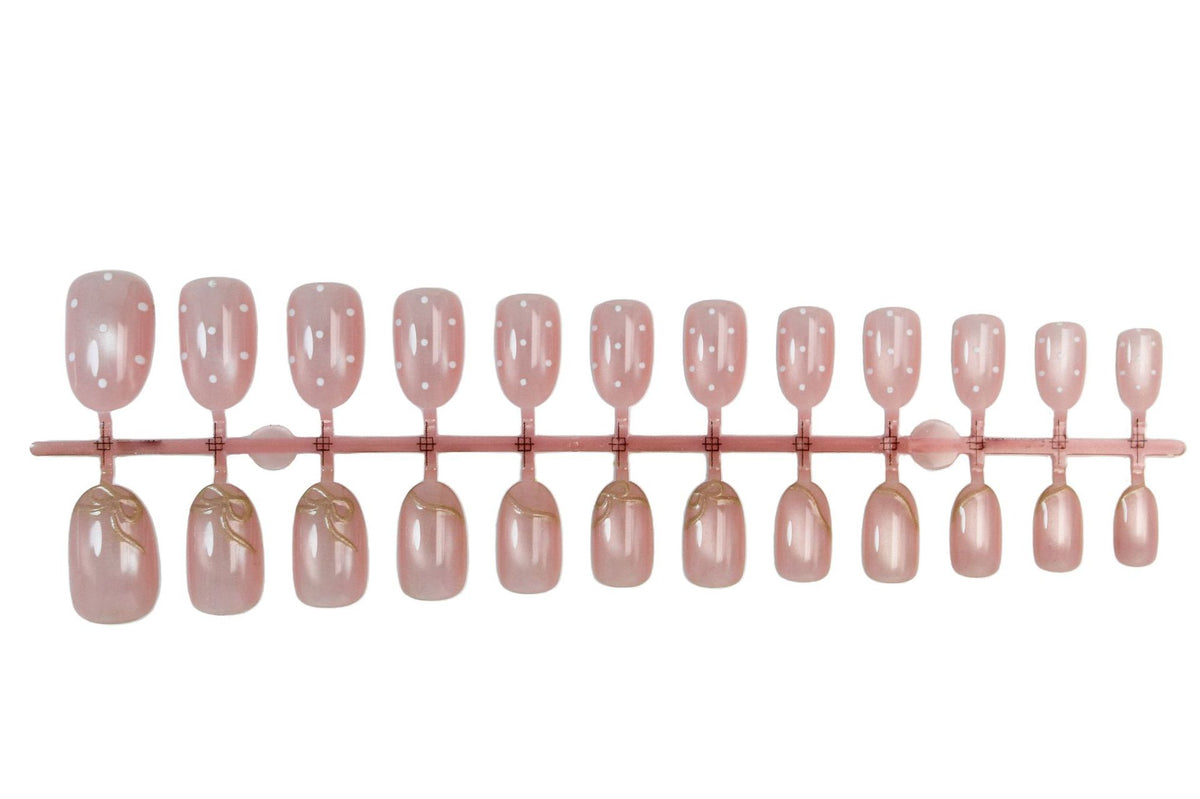 Kunstnagelset mit schimmernden Akzenten und eleganten Goldverzierungen Brehn