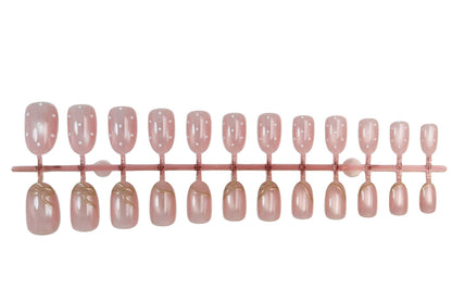 Kunstnagelset mit schimmernden Akzenten und eleganten Goldverzierungen Brehn
