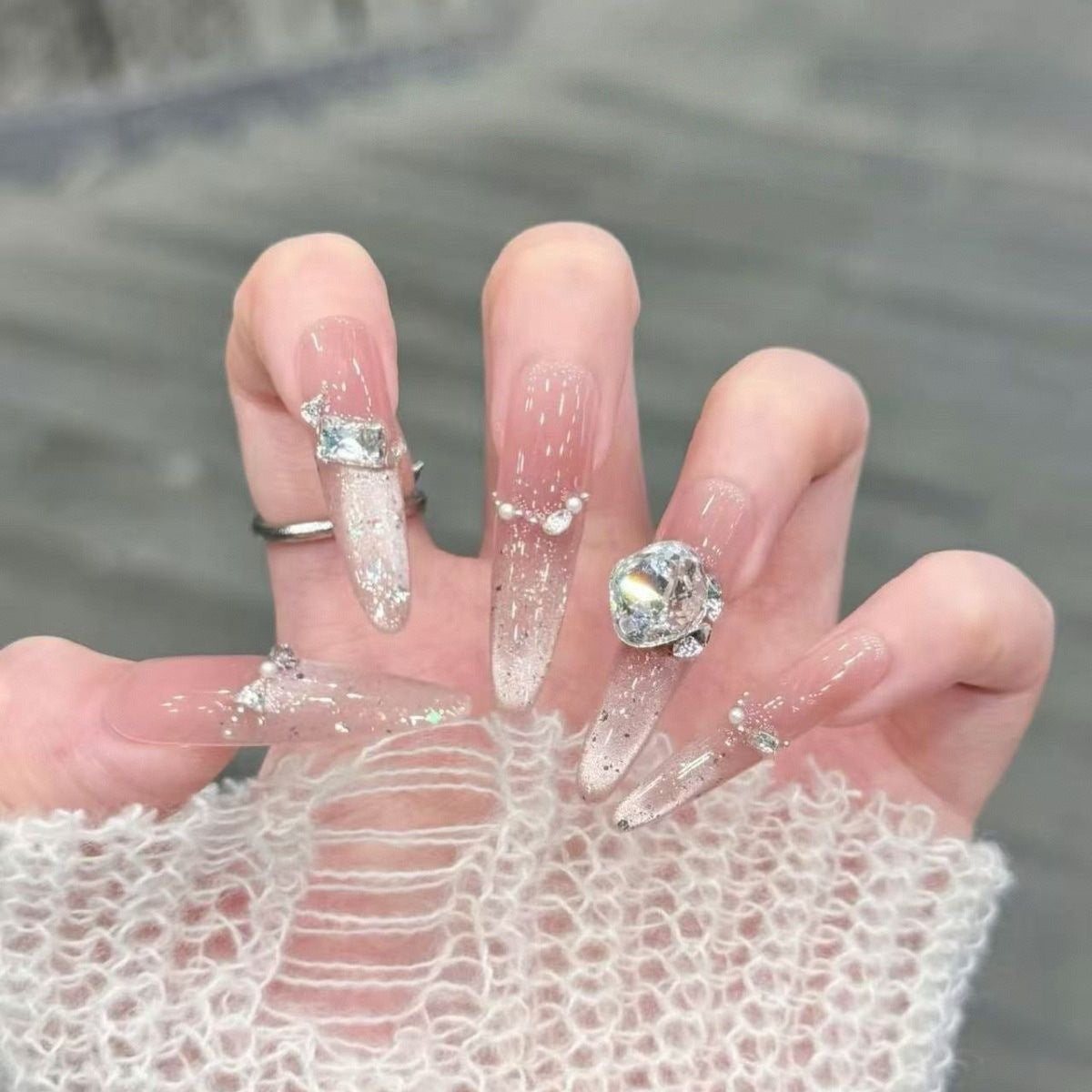 Künstlerische Stiletto Press-On Nagelkunst mit schimmernden Akzenten Brehn
