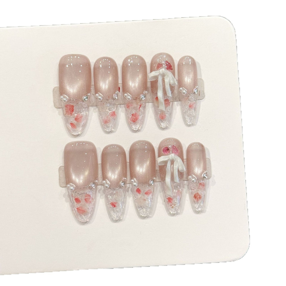 Dekoratives Press-On Nagelkunstset mit eleganten Perlen- und Schleifenelementen
