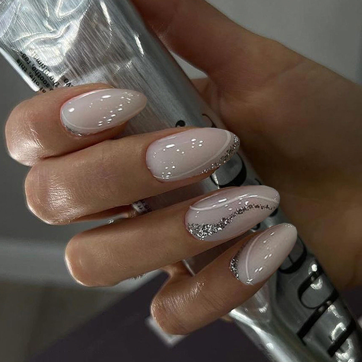 Kunstvolle Nageldesigns mit schimmernden Akzenten Brehn