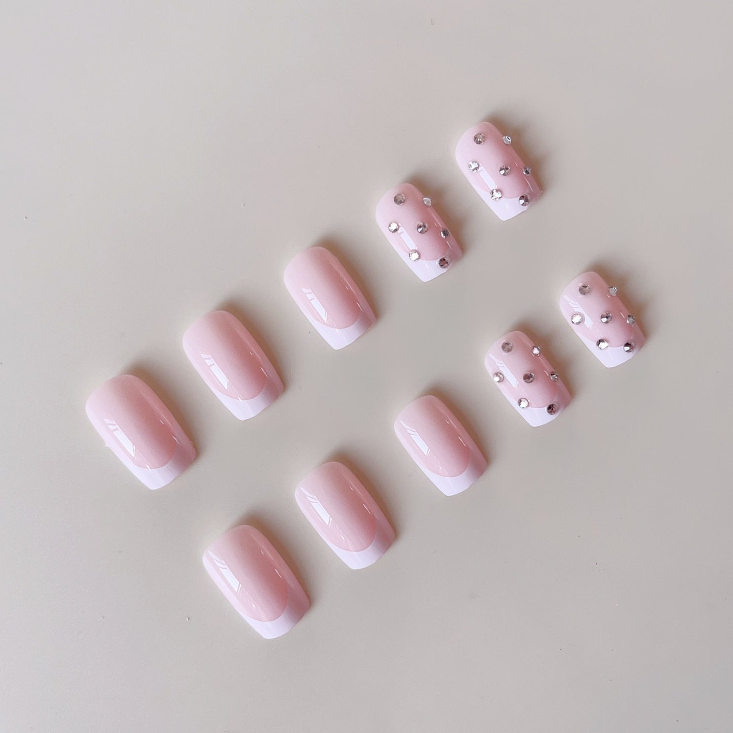 Kunstnagelset mit eleganten Strass- und French-Spitzenverzierungen Brehn