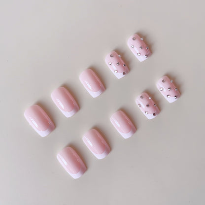 Kunstnagelset mit eleganten Strass- und French-Spitzenverzierungen Brehn