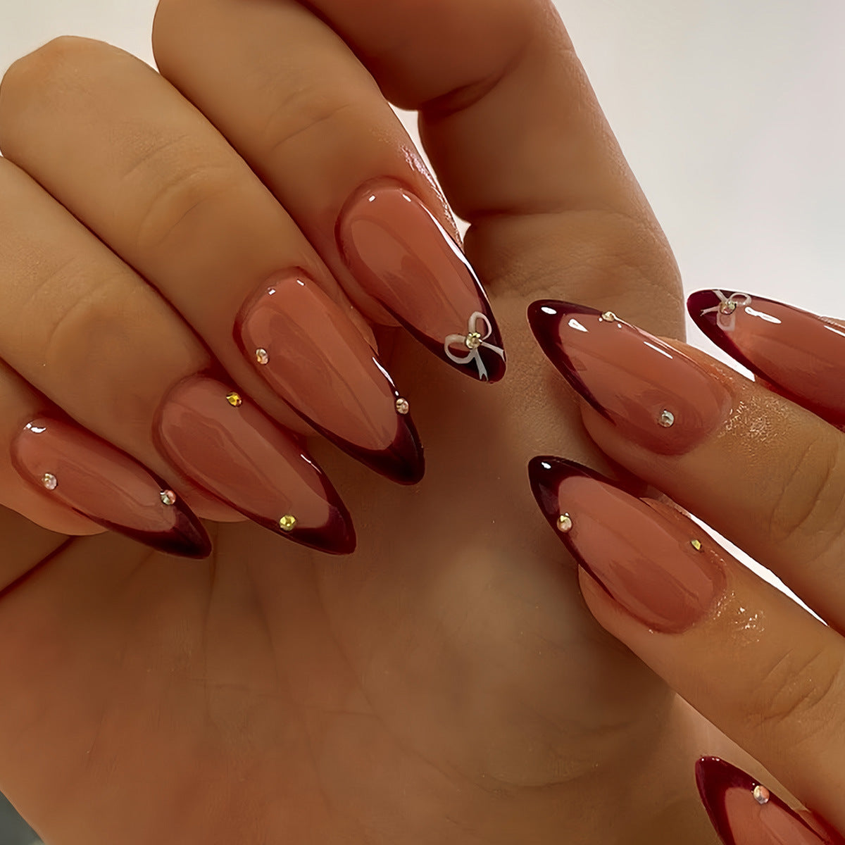 Elegante Press-On Stiletto Nagelkunst Brehn