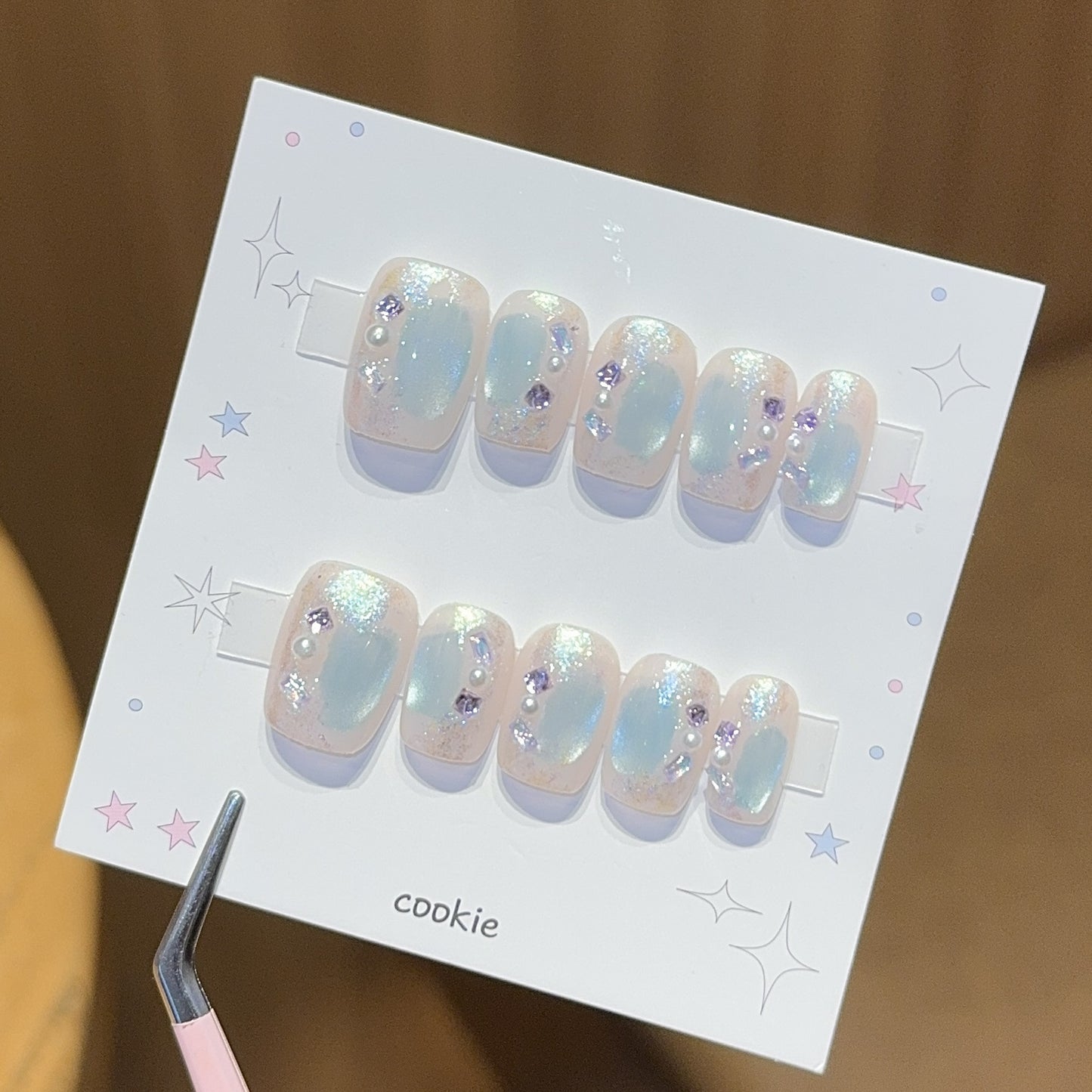 Kunstnägel mit Perlen- und Glitzerschmuck Brehn