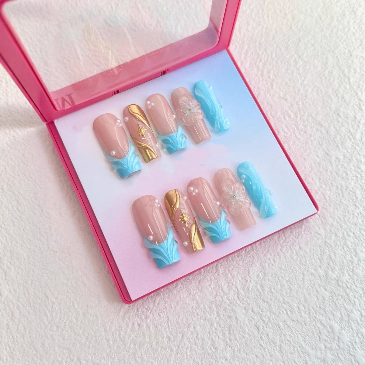 Künstlerische Press-On-Nagelset mit floralen und goldenen Akzenten
