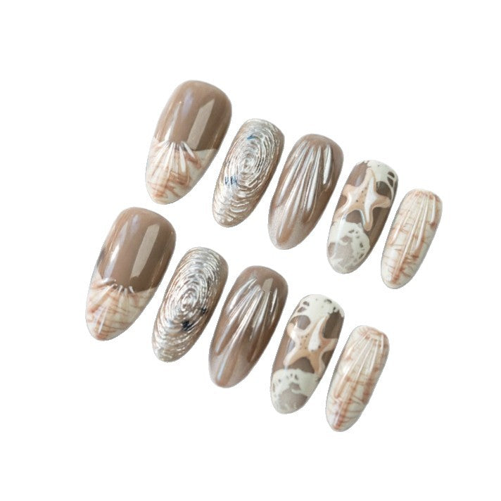 Elegante Nagelspitzen mit Maritimem Design Brehn