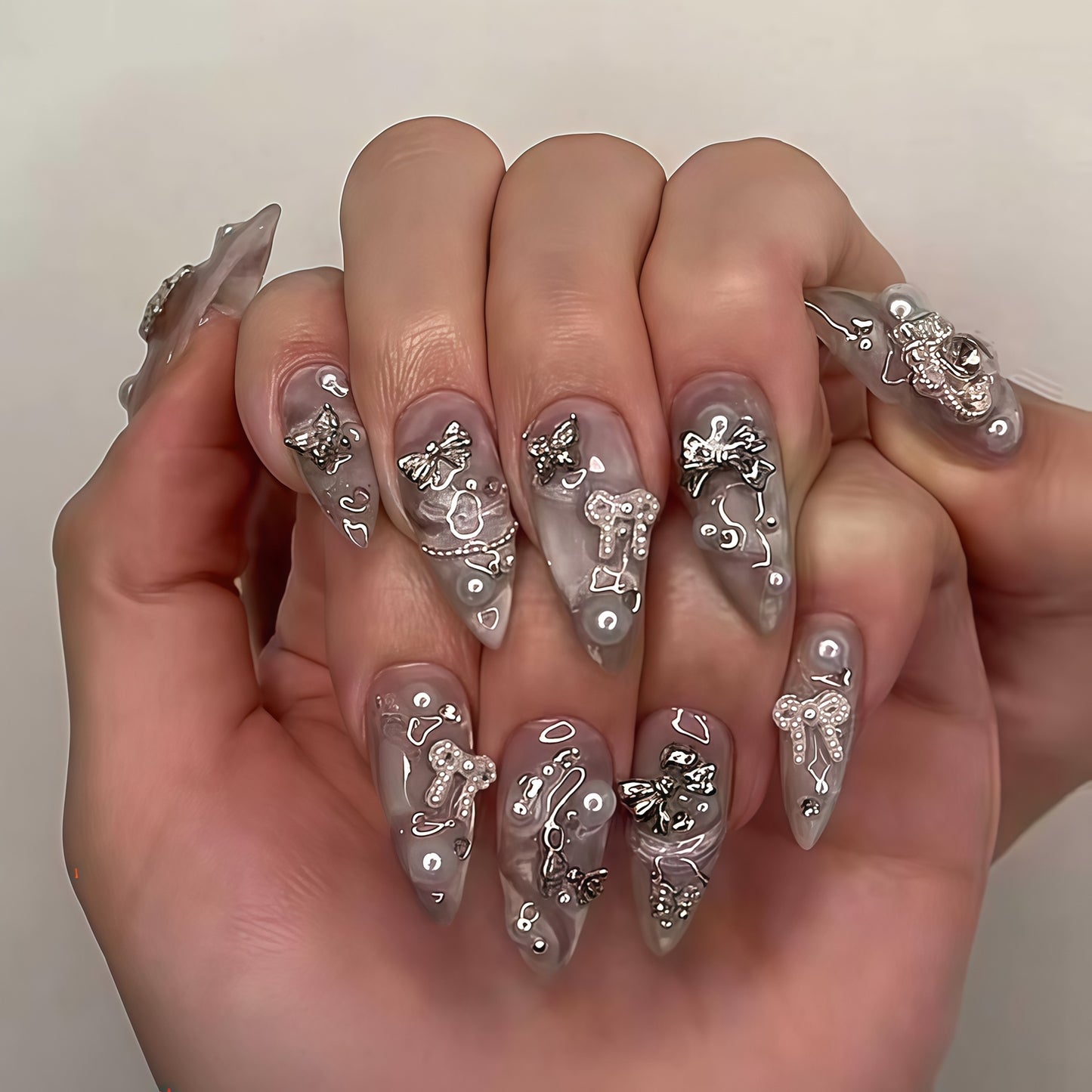Dekorativer Stiletto Press-On Nagelset Brehn