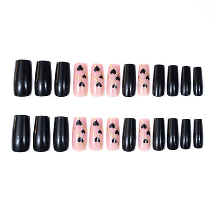 Herz-dekorierte Nagelkunst Brehn