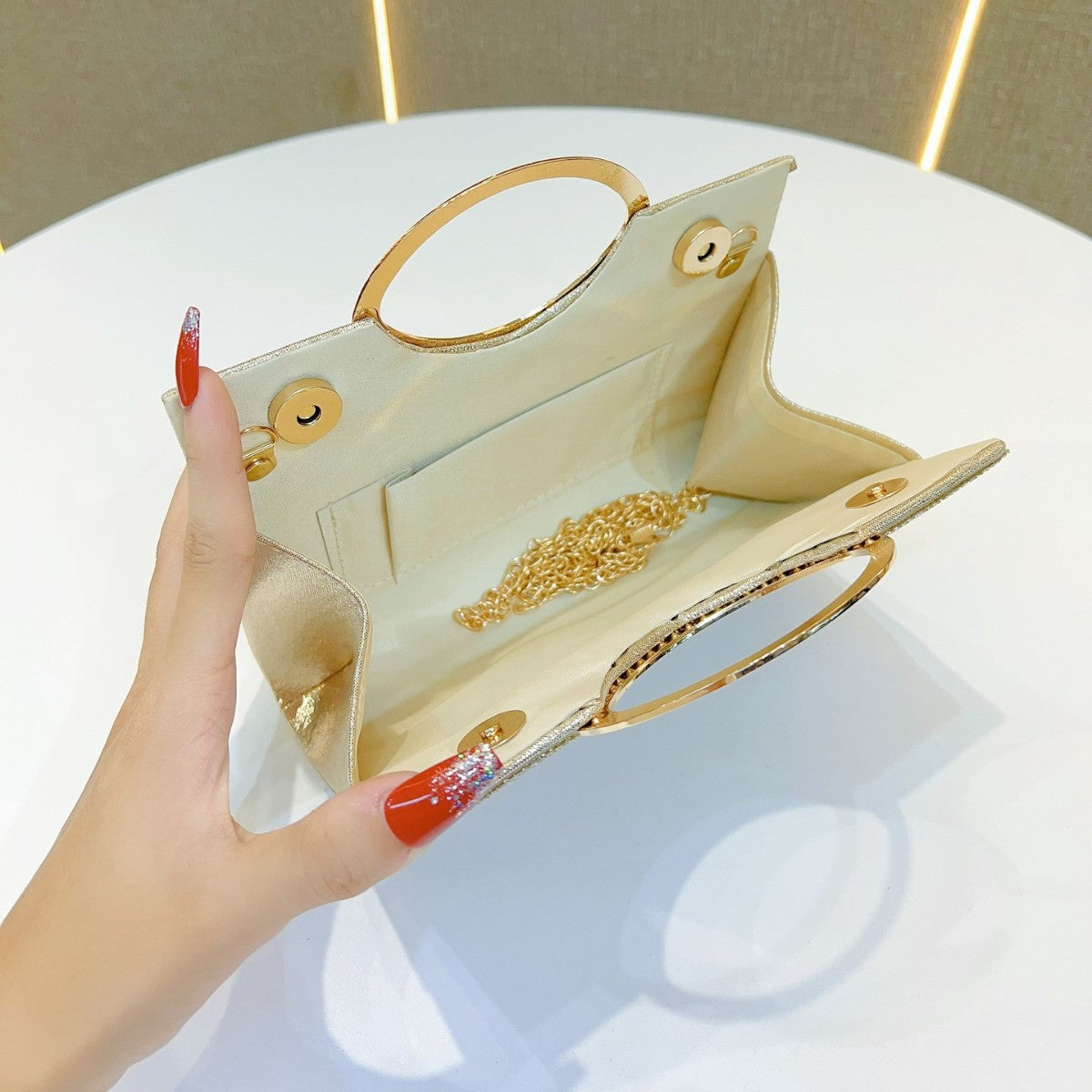 Glamouröse Abendhandtasche mit Strass-Design