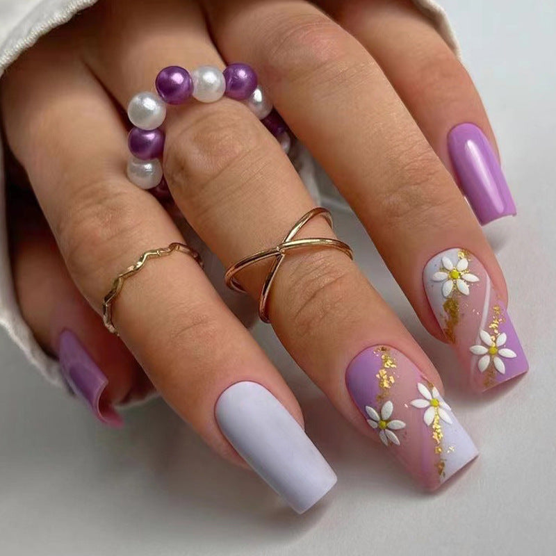 Kunstvolle Nageldesigns mit Blumenmotiv und Glitzerakzenten Brehn