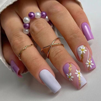 Kunstvolle Nageldesigns mit Blumenmotiv und Glitzerakzenten Brehn