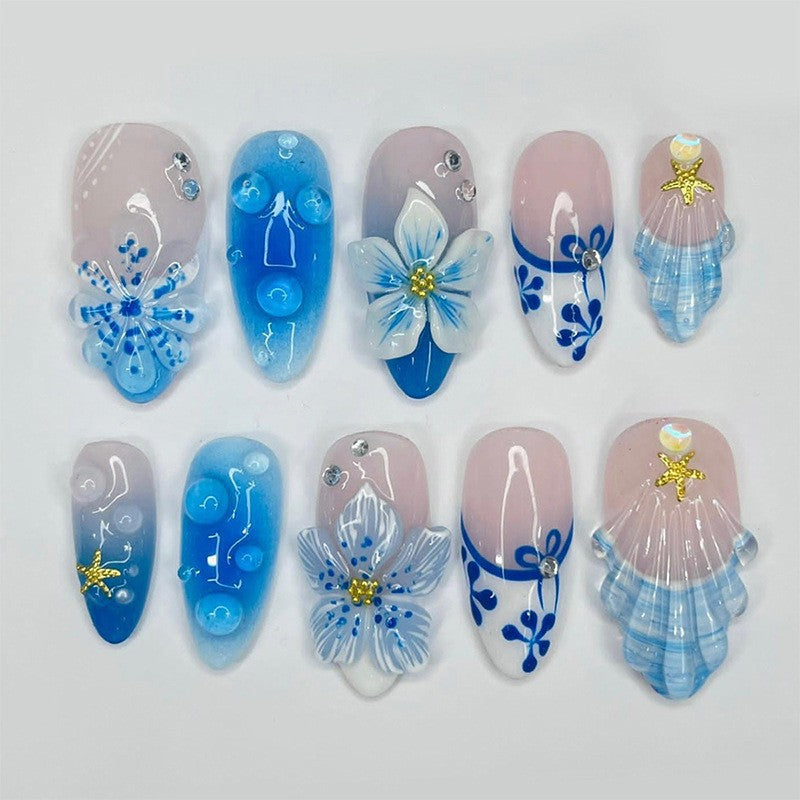 kreatives Kunstnagelset mit maritimen Motiven und funkelnden Akzenten Brehn