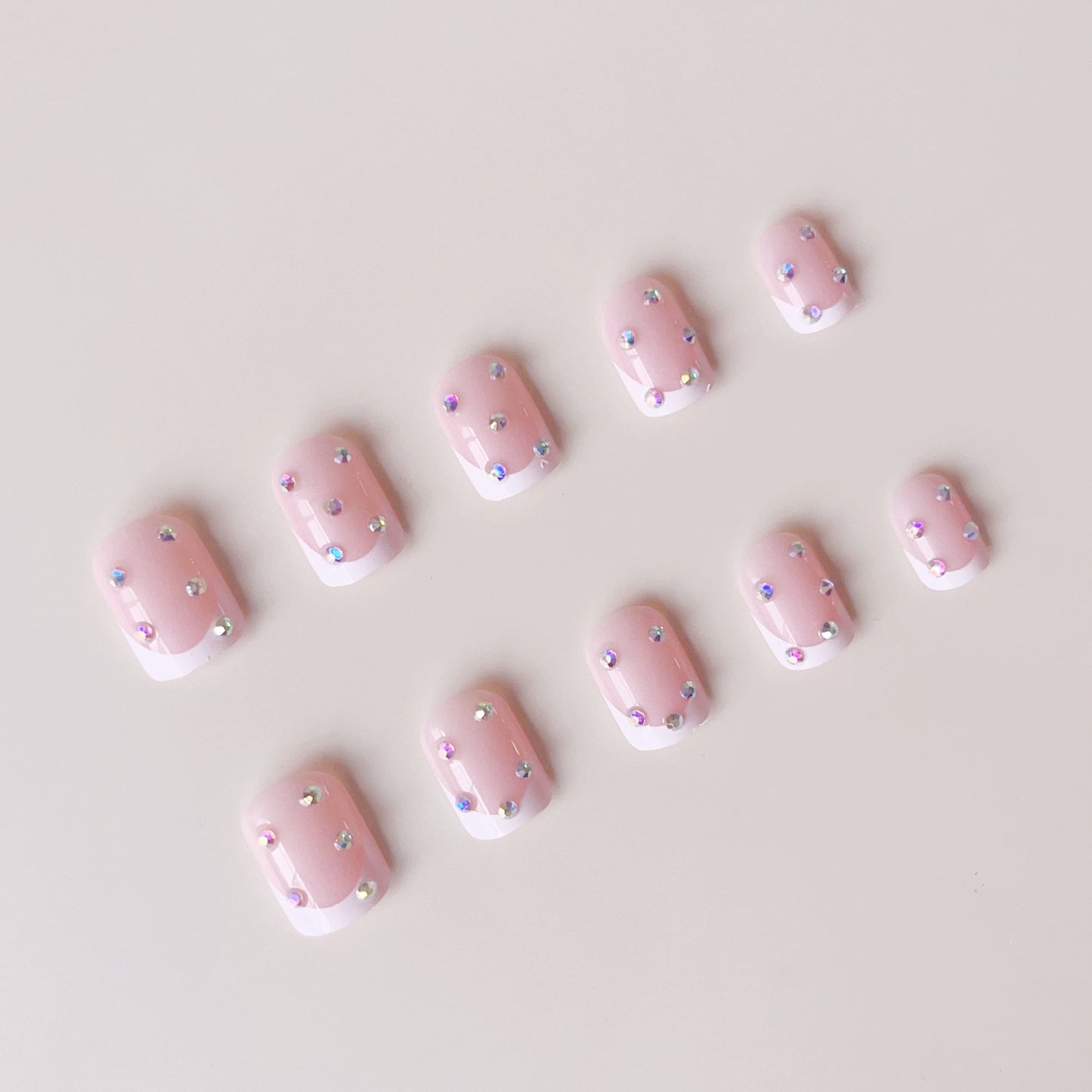Elegantes Kunstnagelset mit funkelnden Strassverzierungen Brehn