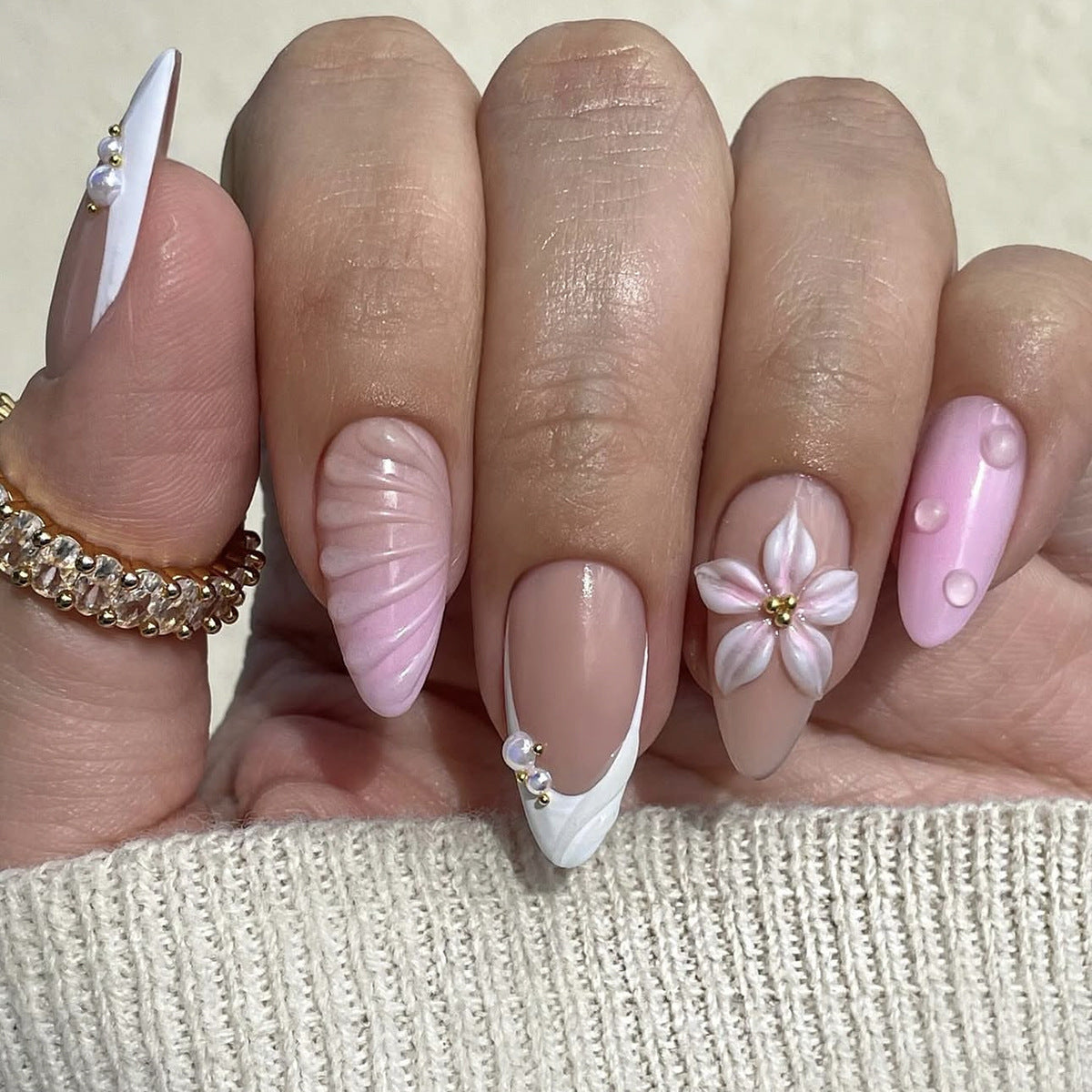 Kreatives Kunstnagelset mit floralem und schimmerndem Design Brehn