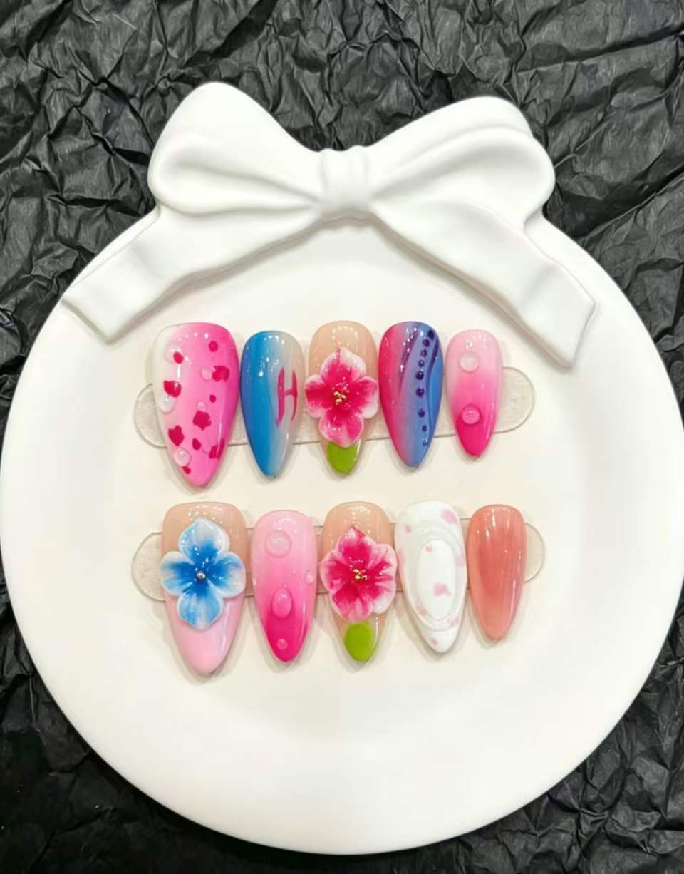 Dekoratives Press-On Nagelkunst-Set mit floralen und verspielten Designs