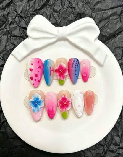 Dekoratives Press-On Nagelkunst-Set mit floralen und verspielten Designs