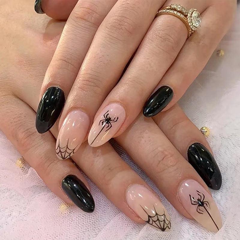 Kunstvolle Nagelkunst mit Spinnen-Motiv Brehn