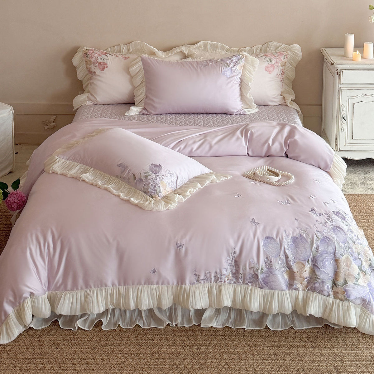 Gerüschtes Satin-Feeling Blumenbesticktes Bettbezug-Set mit Faltenrüschensaum