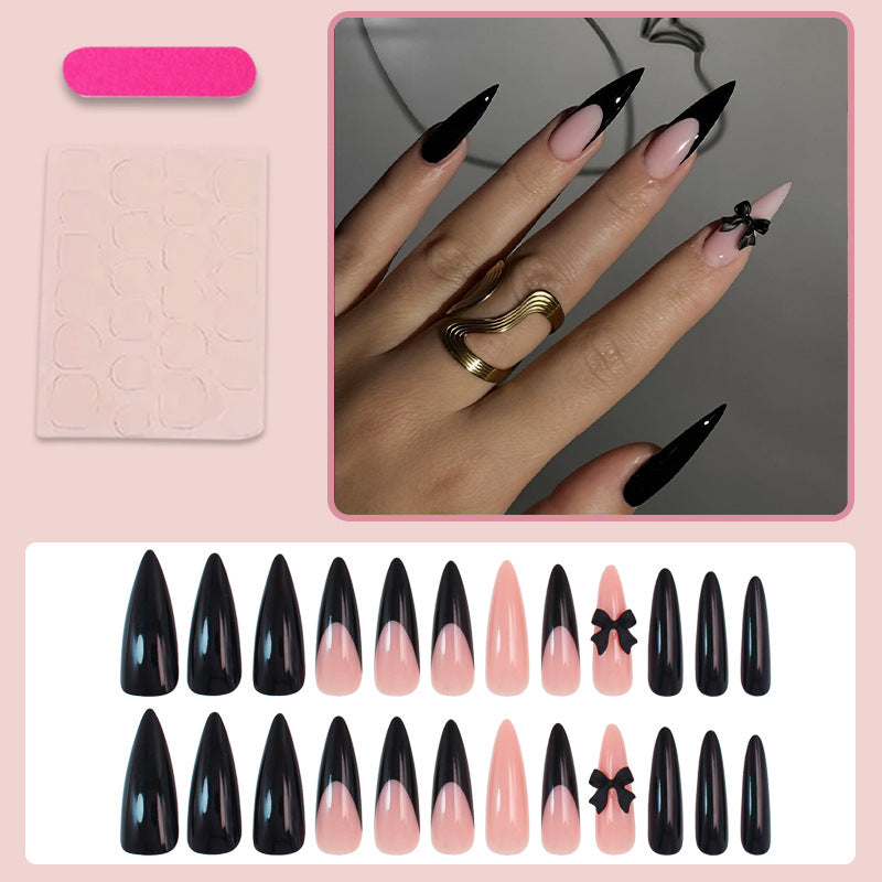 Kunstnagelset mit elegantem Schwarz-Weiß-Design und spielerischen Akzenten Brehn