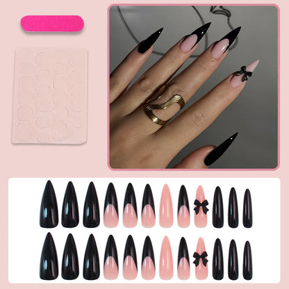 Kunstnagelset mit elegantem Schwarz-Weiß-Design und spielerischen Akzenten Brehn