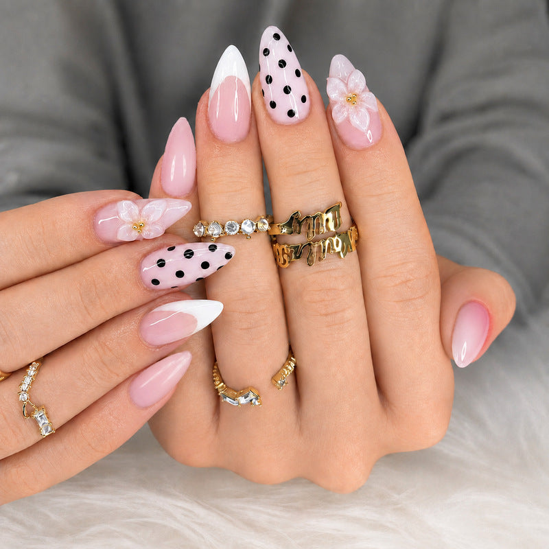 Premium Nageldesign mit Punkten und Blüten Brehn