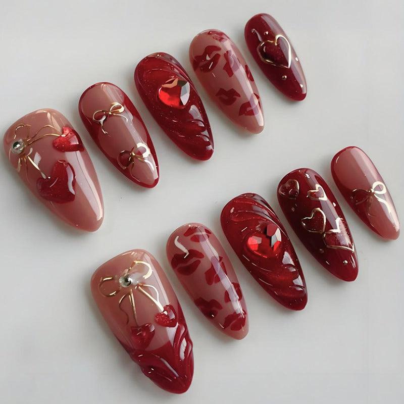Kunstnagelset mit romantischen Herz- und Glitzerverzierungen Brehn