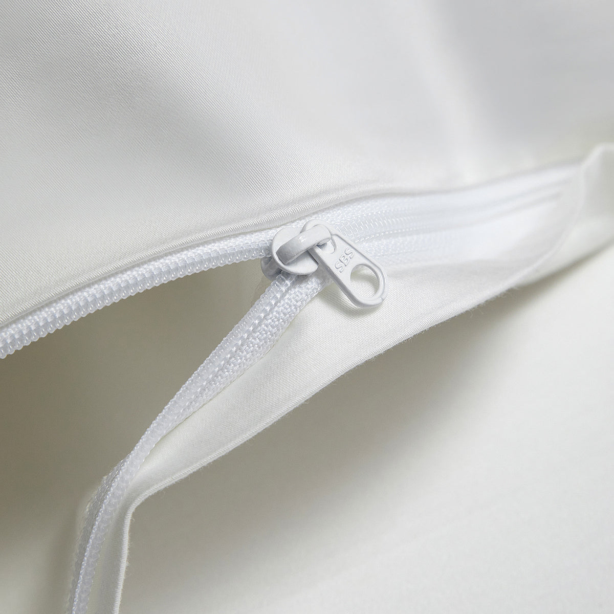 Luxuriöses Satin-Feel Wendebettwäsche-Set mit bestickten Monogramm-Kissenbezügen