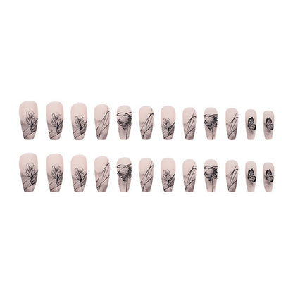 Kunstnagelset mit eleganten Blumendesign und filigranen Schmetterlingsmotiven Brehn