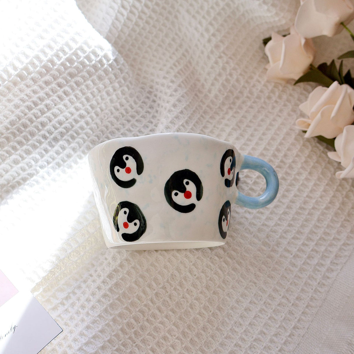 Keramikbecher mit handbemaltem Pinguin-Muster