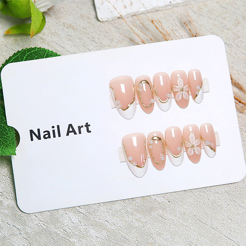 Kunstvolle Nagelspitzen mit elegantem Perlendesign Brehn