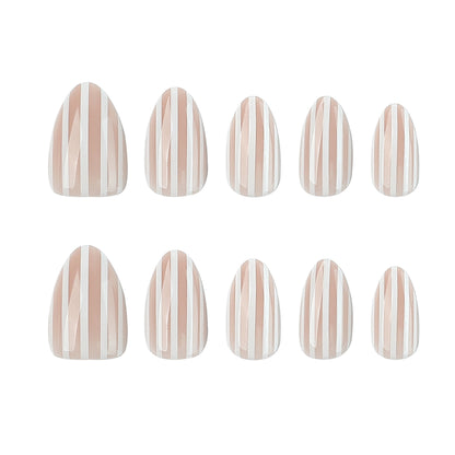 Stilvolle Nailart mit Eleganten Streifenmustern Brehn
