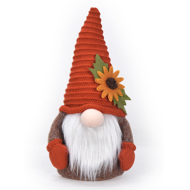 Herbstliche handgefertigte Deko‑Wichtelfigur mit Strickmütze, Filzlaub‑Applikation und Kürbisdetail