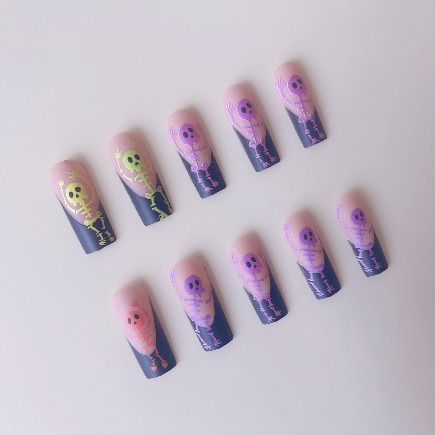 Kreatives Halloween Kunstnagelset mit Skelettherzen und leuchtenden Akzenten Brehn