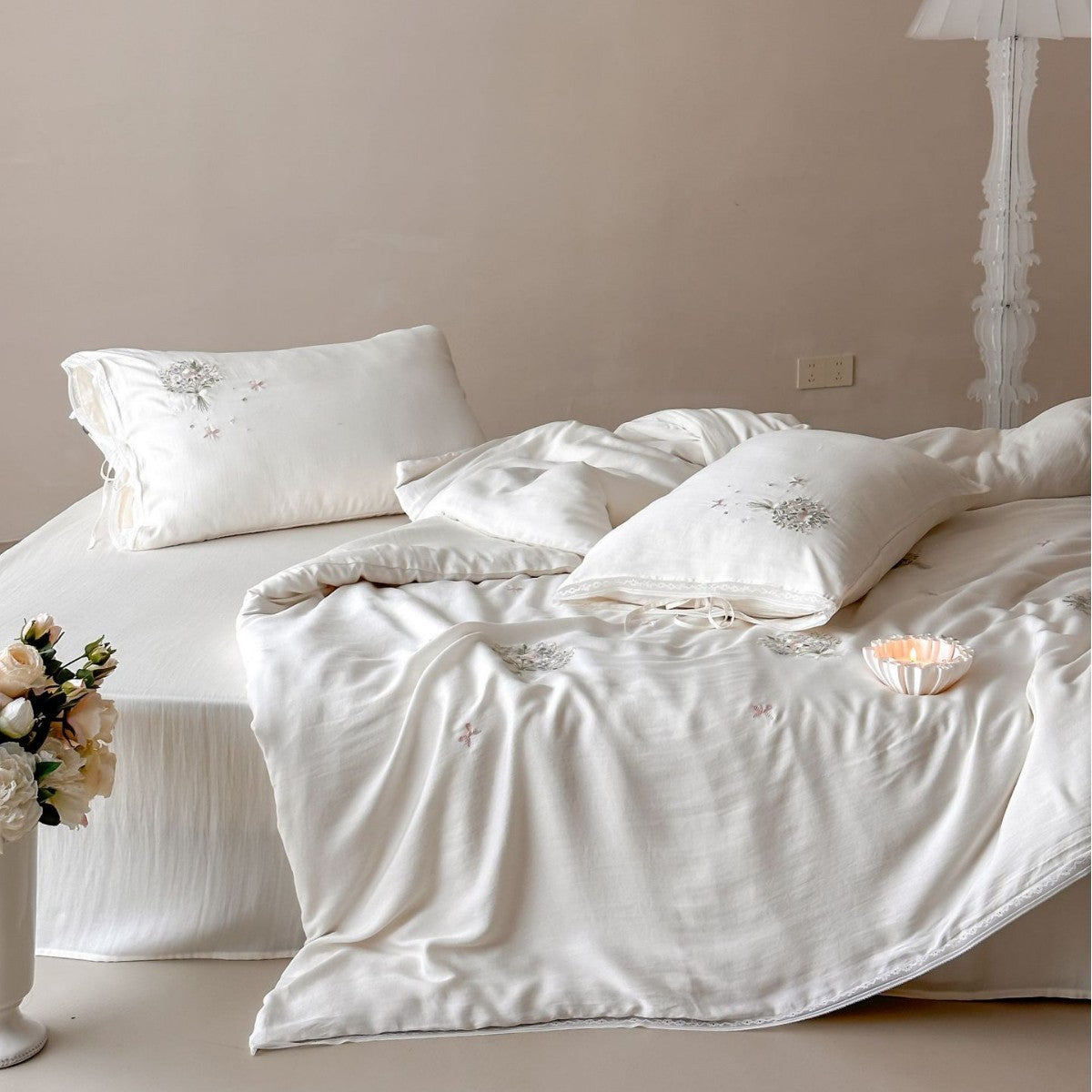 Elegante bestickte Baumwollsatin-Bettwäschegarnitur mit floralen Bouquet-Applikationen Brehn