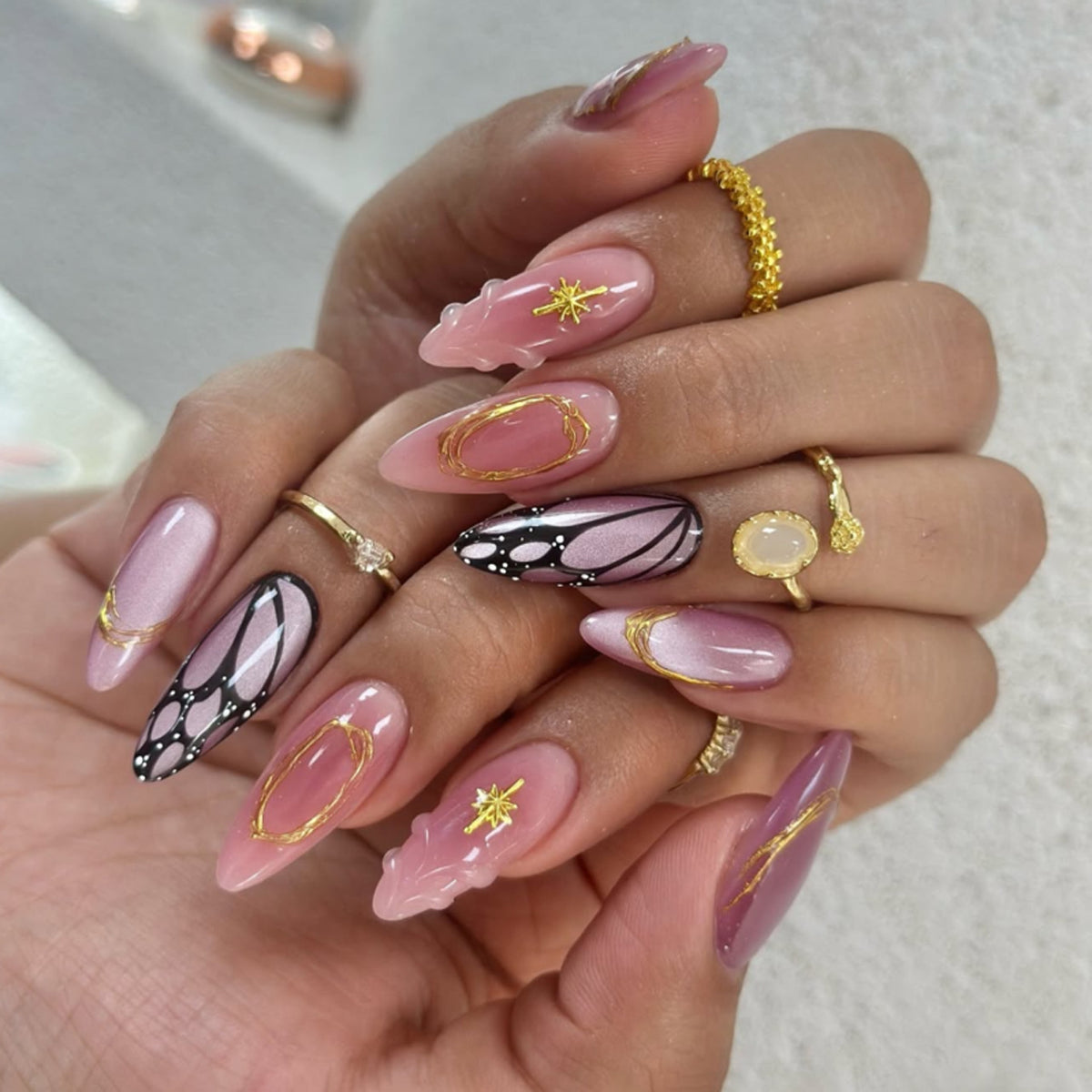 Elegante Nagelkunst im maritime Design mit Glitzer und 3D-Akzenten Brehn