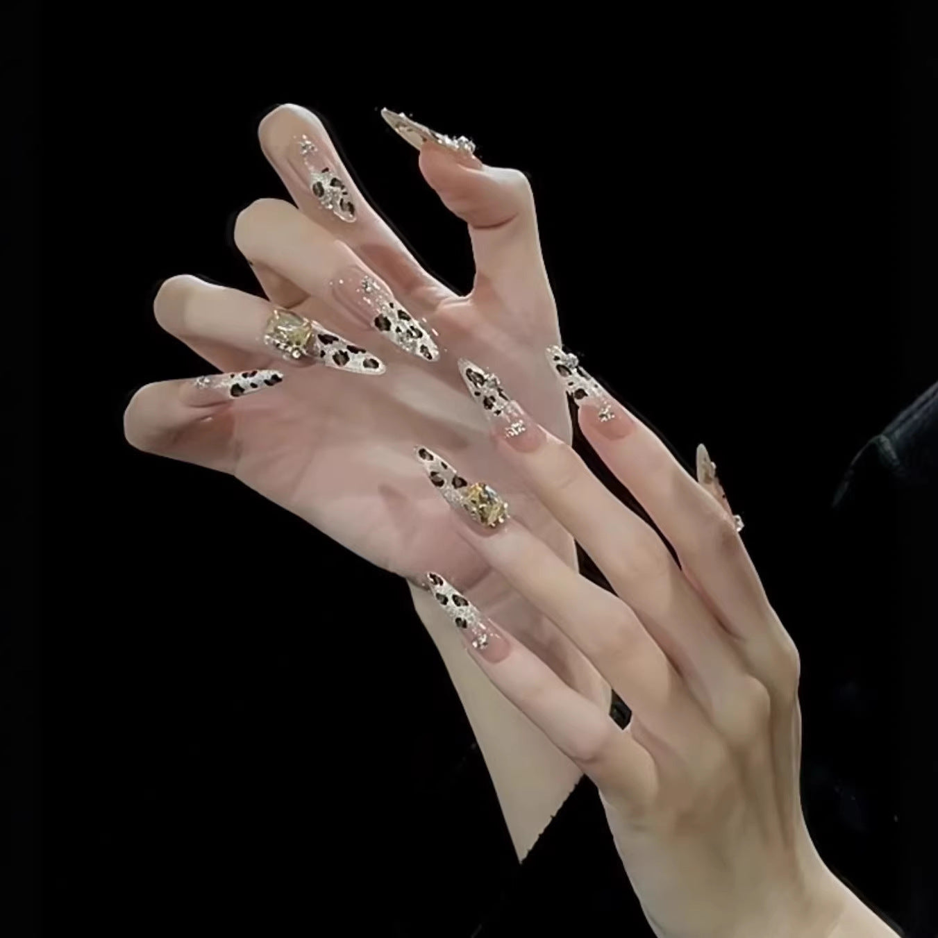 Kunstnägel mit Glamourösen Glitzerakzenten und Leopardenmotiv Brehn