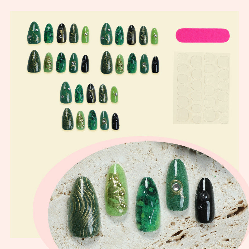 Künstlerisches Press-On Nagelkunstset mit Smaragd- und Gold-Designs Brehn