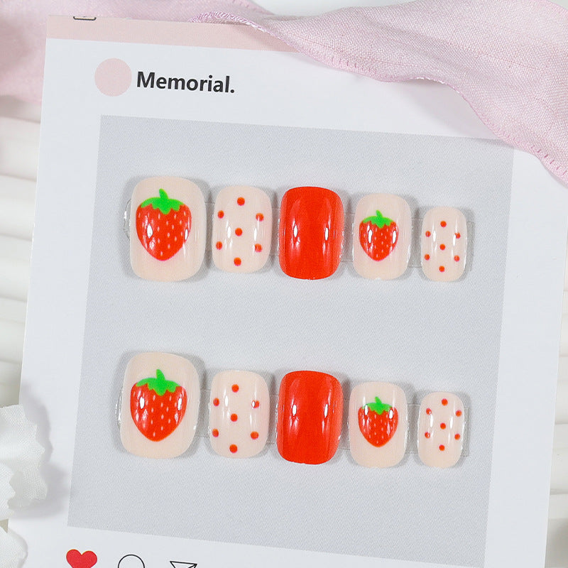 Kunstnagelset mit süßen Erdbeer- und Punkte-Designs Brehn