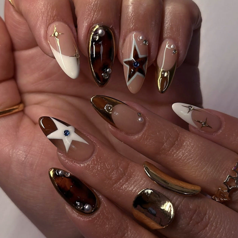 Kunstvolle Nagelverlängerungen im eleganten Glamour-Design Brehn